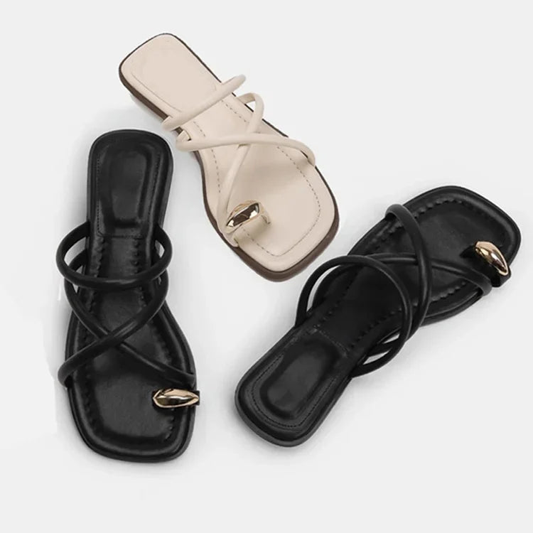 Chinelas Rasas De Salto Com Detalhe Dourado