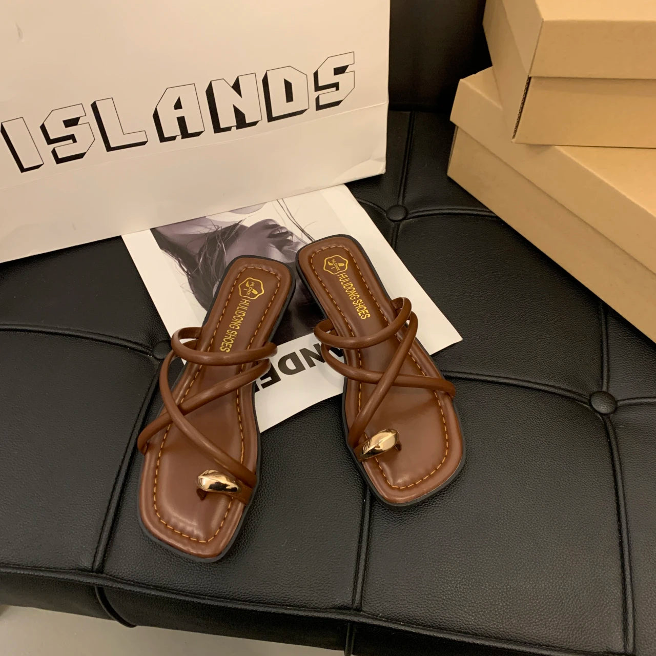Chinelas Rasas De Salto Com Detalhe Dourado