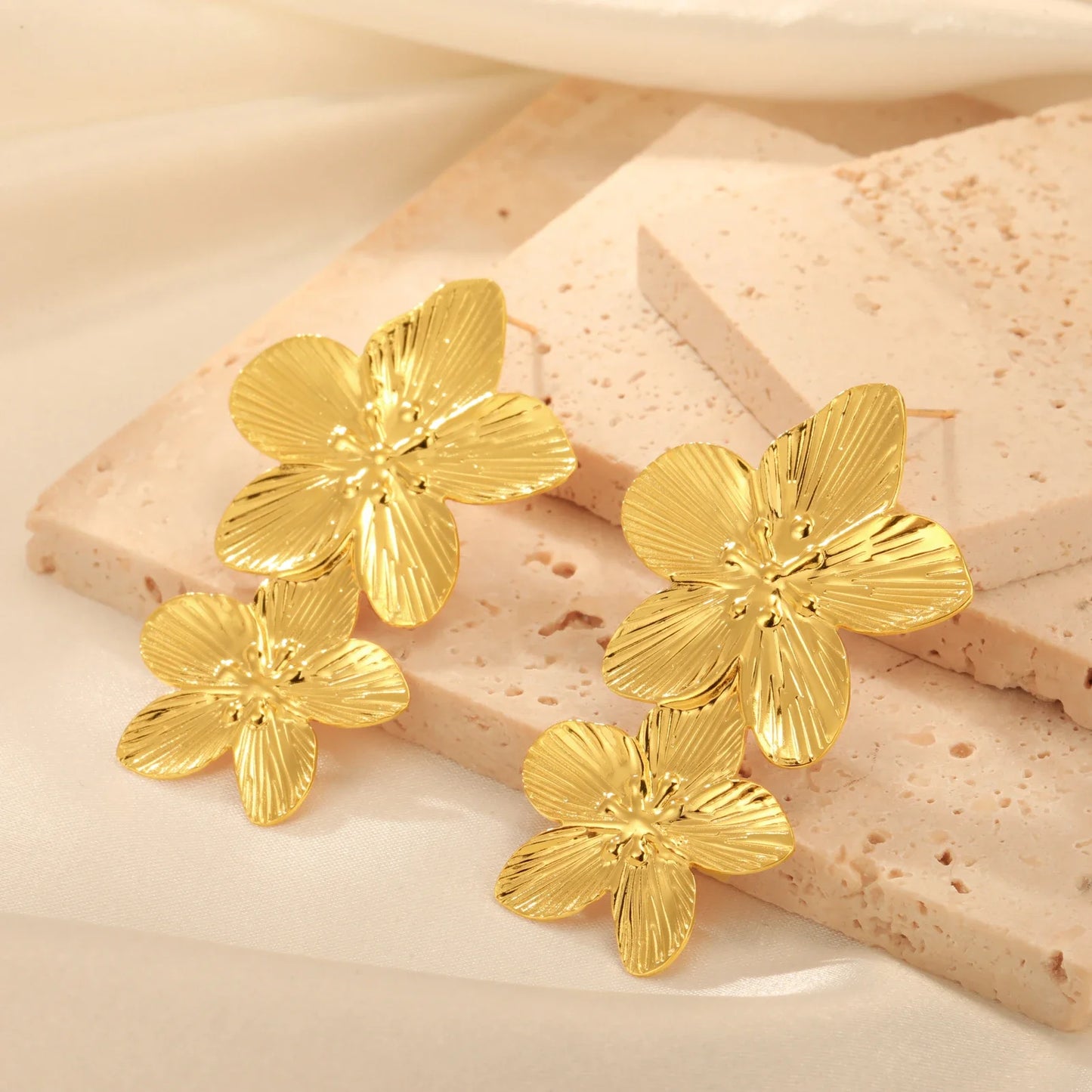 Brinco dupla flor Dourado