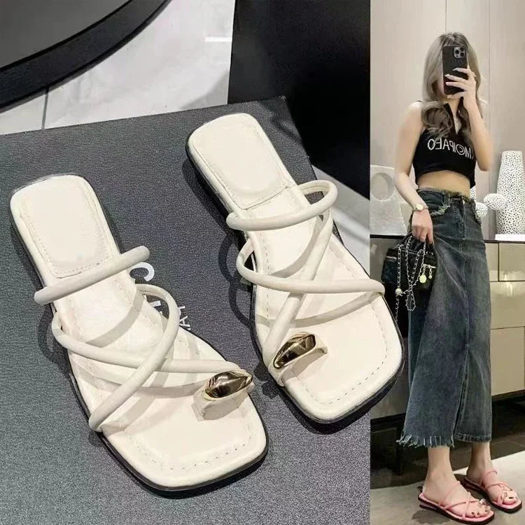 Chinelas Rasas De Salto Com Detalhe Dourado