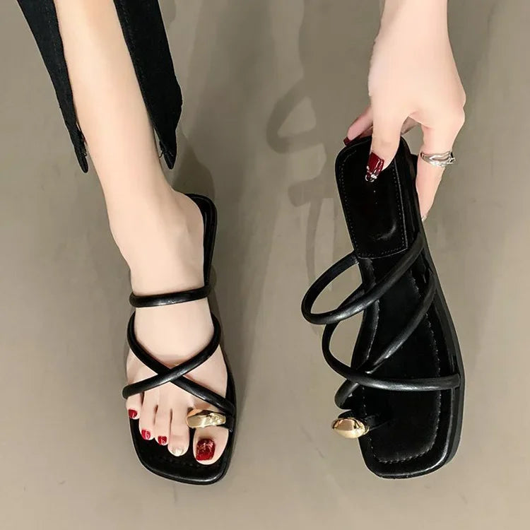 Chinelas Rasas De Salto Com Detalhe Dourado
